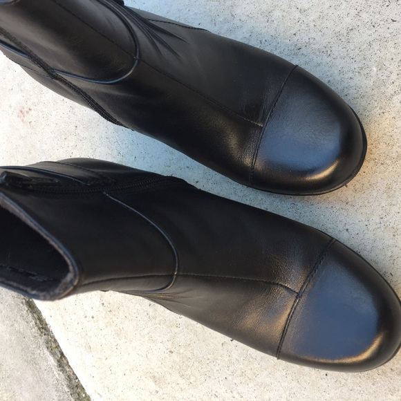 Clark’s Black Bendable Booties 2” heel like New - Picture 5 of 7